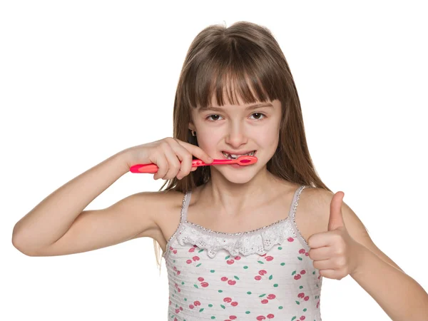 Jong meisje haar tanden poetsen — Stockfoto