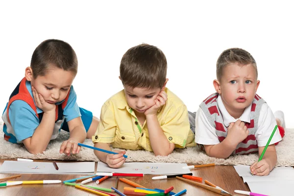 Meninos pré-escolares desenhando em papel — Fotografia de Stock