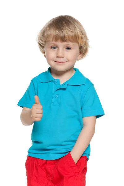 Pequeño rubio con camisa azul sostiene su pulgar hacia arriba — Foto de Stock