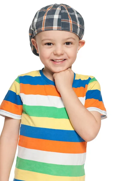 Alegre niño en gorra mira hacia adelante — Foto de Stock