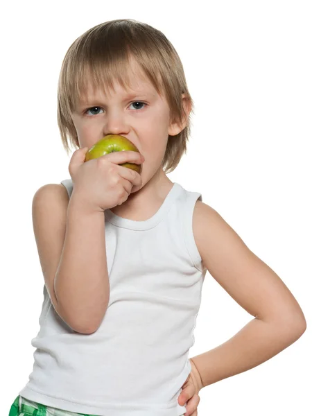 Portrait d'un petit garçon mangeant une pomme — Photo