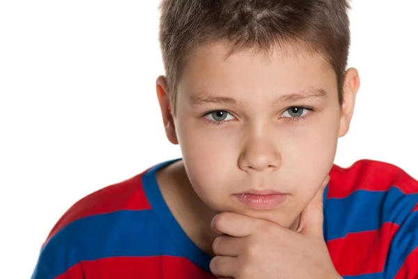 Closeup portret van een peinzende jonge jongen — Stockfoto
