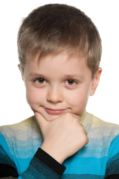 Closeup portret van een glimlachende nadenkend jongen — Stockfoto