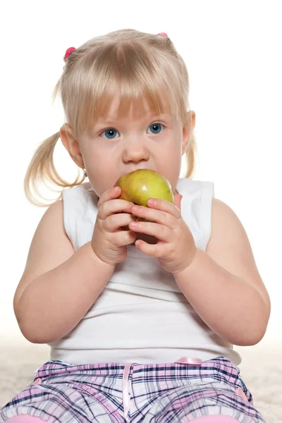 Portret van een klein meisje eten van een appel — Stockfoto