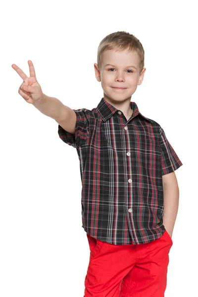 Νεαρό αγόρι δείχνει το σήμα της νίκης — Φωτογραφία Αρχείου