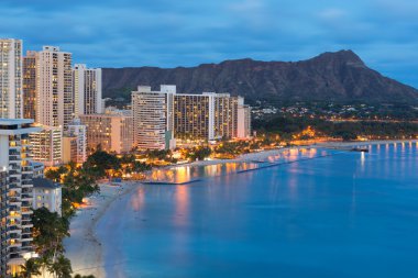 Geceleri Honolulu şehri ve waikiki beach