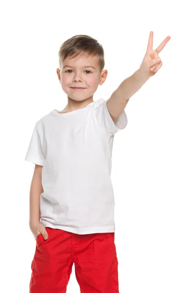 Χαριτωμένο αγόρι δείχνει το σήμα της νίκης — Φωτογραφία Αρχείου