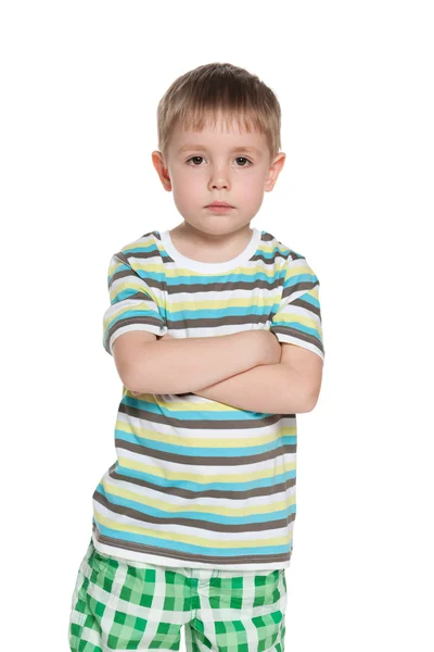 Ernstige kleine jongen in de gestreepte shirt — Stockfoto