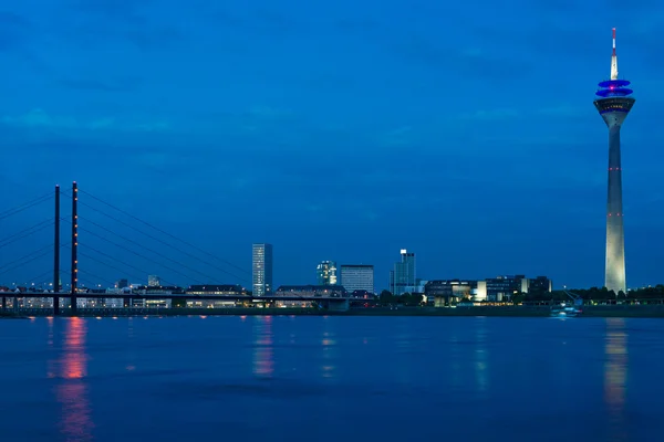 Stadsbilden i natt Düsseldorf — Stockfoto