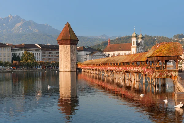 Puente de la Capilla en Luzern por la mañana —  Fotos de Stock