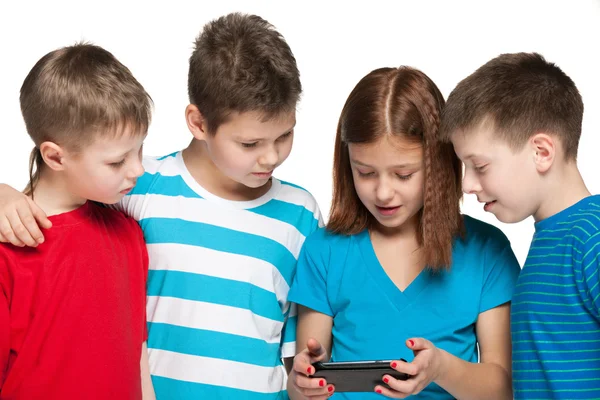 Niños trenzando con un nuevo gadget —  Fotos de Stock