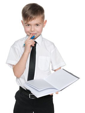 bir defter ile Beyaz gömlekli çocuk