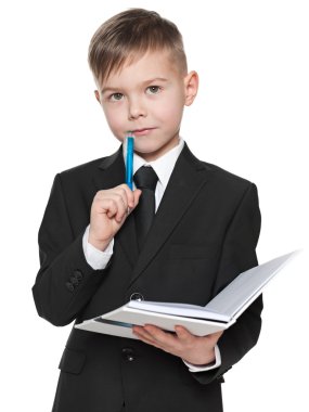 bir defter ile siyah elbiseli ciddi öğrenci