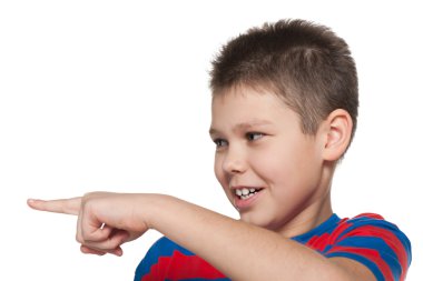 çizgili gömlekli çocuk yanında onun parmağını gösterir