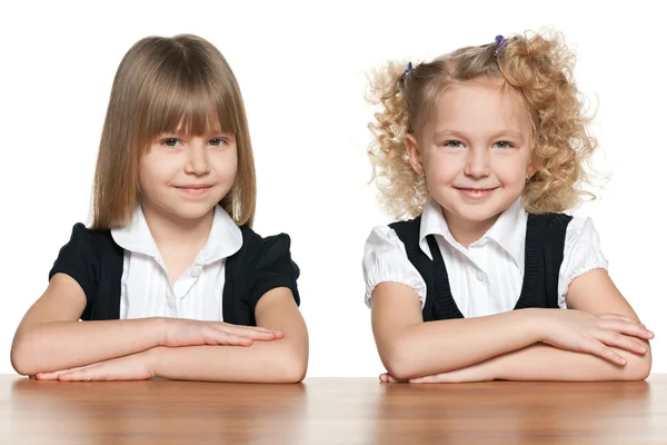 Twee lachende meisjes aan de balie — Stockfoto