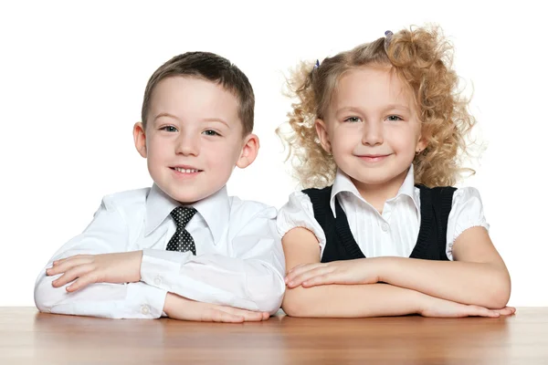 Lächelnde Kinder am Schreibtisch — Stockfoto