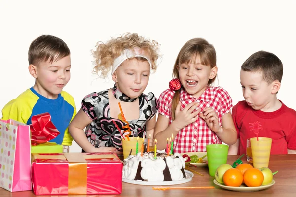 Τα παιδιά γιορτάζουν τα γενέθλια — Φωτογραφία Αρχείου