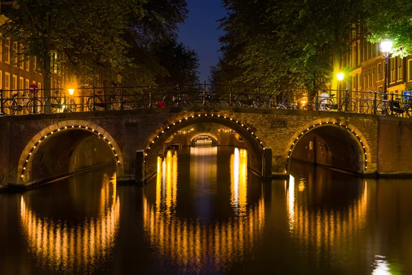 Puente en la noche Amsterdam — Foto de Stock