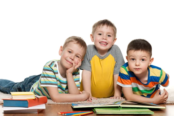 Meninos lendo no chão — Fotografia de Stock