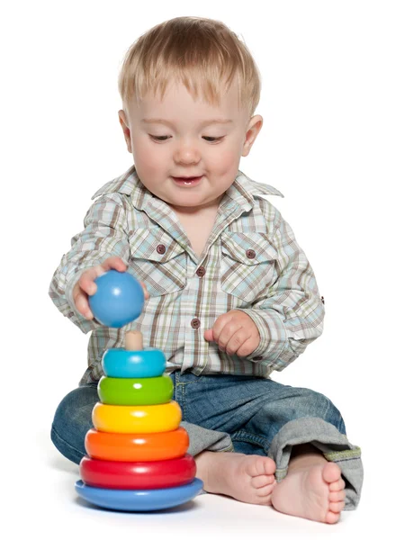 Bonito menino está brincando com brinquedos — Fotografia de Stock