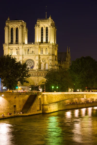 巴黎圣母院巴黎在漆黑的夜晚 — 图库照片
