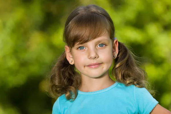 Lächeln kleines Mädchen im Freien — Stockfoto