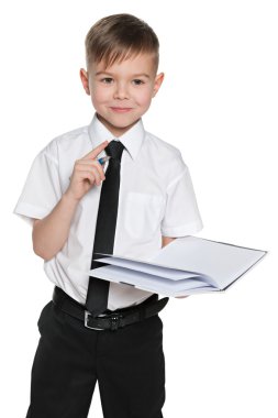 Beyaz gömlekli bir defter ile akıllı çocuk