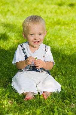 gülen bebek çocuk yaz parkta oturuyor