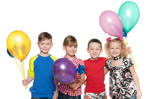 Vidám gyermekek születésnapját ünneplik — Stock Fotó