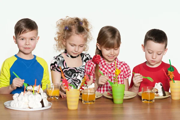 Kinderen vieren verjaardag aan de tafel — Stockfoto