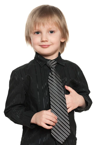 Модный дошкольник в черной рубашке — стоковое фото