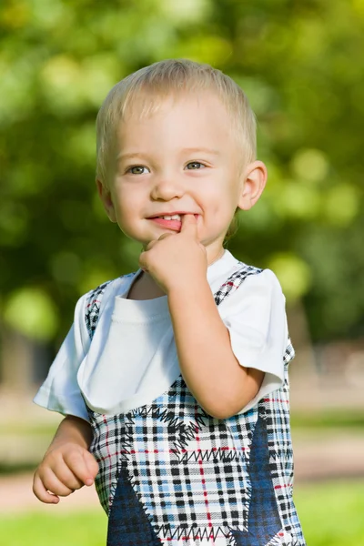 Ciekawy chłopca w parku lato — Zdjęcie stockowe