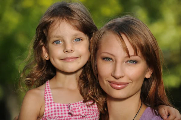 Gülümseyen kız annesi ile — Stok fotoğraf