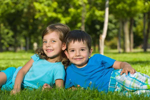 Rusten op het groene gras in de zomer — Stockfoto