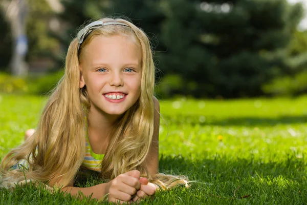 Rire jeune fille sur l'herbe — Photo
