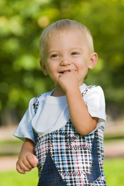 Любопытный мальчик в парке — стоковое фото