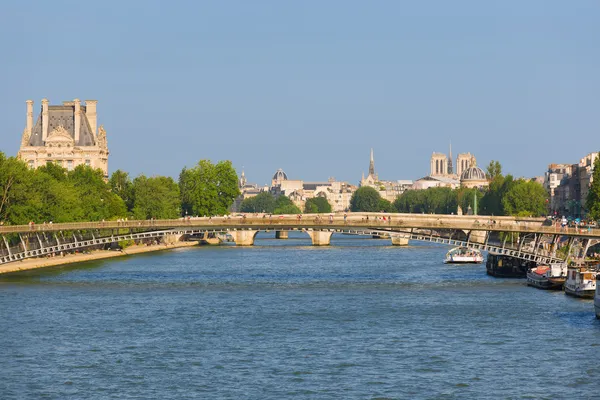 Stadtbild von Paris an einem sonnigen Tag — Stockfoto