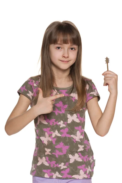 Girl holding a key to the apartment — Stock Photo, Image