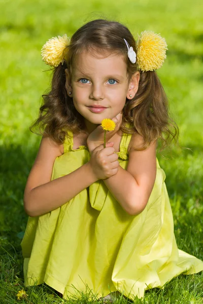 Young girl with dandelion — Stock Photo, Image
