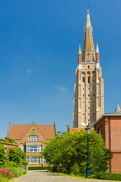 Chiesa della Madonna a Bruges in un giorno d'estate — Foto Stock