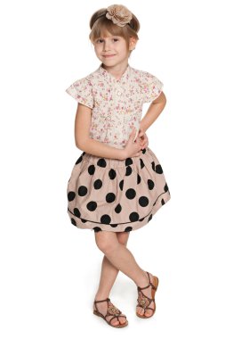 Beyaz üzerinde gülümseyen genç kız moda