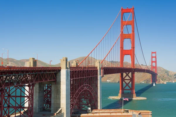 Puente Golden Gate en un día soleado —  Fotos de Stock