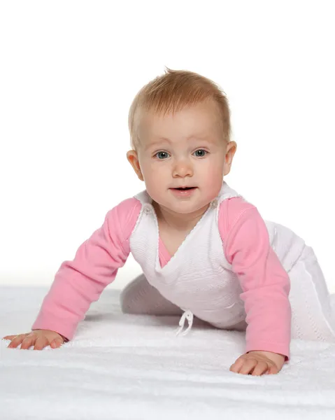 Linda niña en la toalla blanca — Foto de Stock