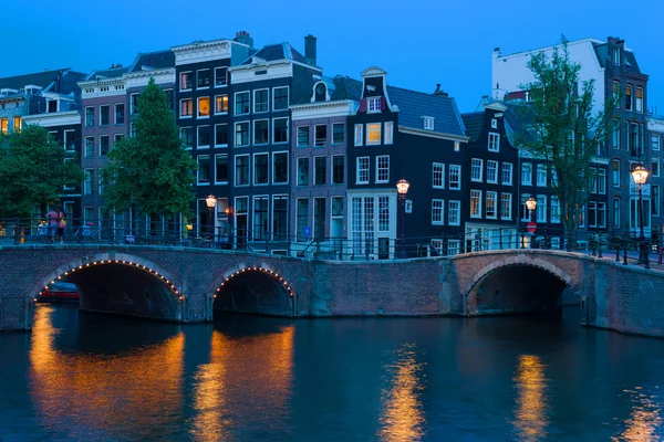 Brug in amsterdam bij nacht — Stockfoto