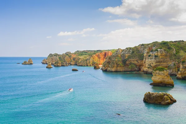 Ocean and yellow rocks in Lagos — Stock Photo, Image