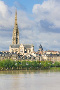 Yaz bulutlu bir günde Bordeaux