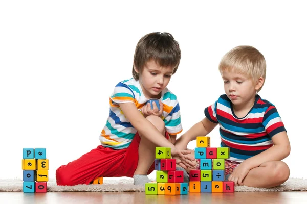 Два мальчика с блоками — стоковое фото