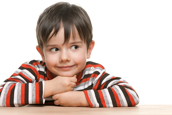 Lächelnder schlauer kleiner Junge am Schreibtisch — Stockfoto