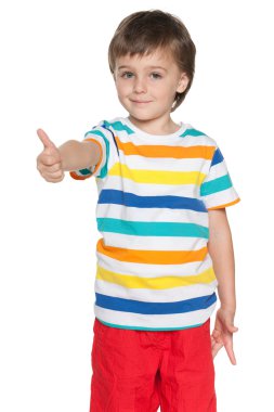 Baş parmağını neşeli küçük çocuk havaya