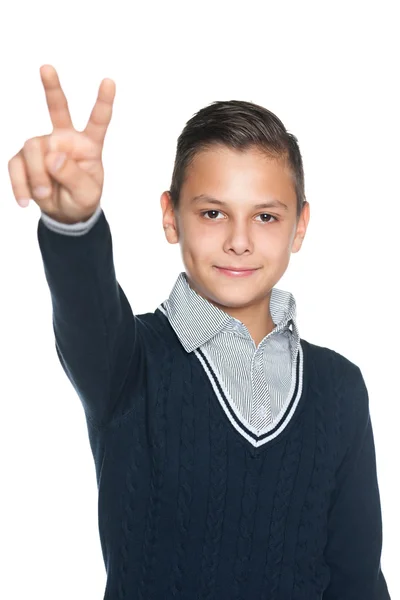 Preteen boy shows victory sign — Stock Photo, Image